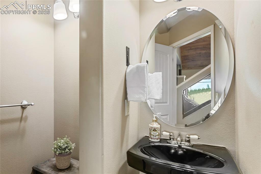 19 Worley Road Divide, CO 80814 - Photo 19 of 33 1/2 bath off the main