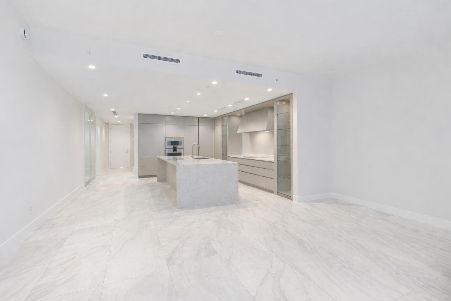 200 Southeast Mizner Boulevard, Unit 810 Boca Raton, FL 33432 - Photo 3 of 23 810_alina_no_furniture_no_decor - has bl