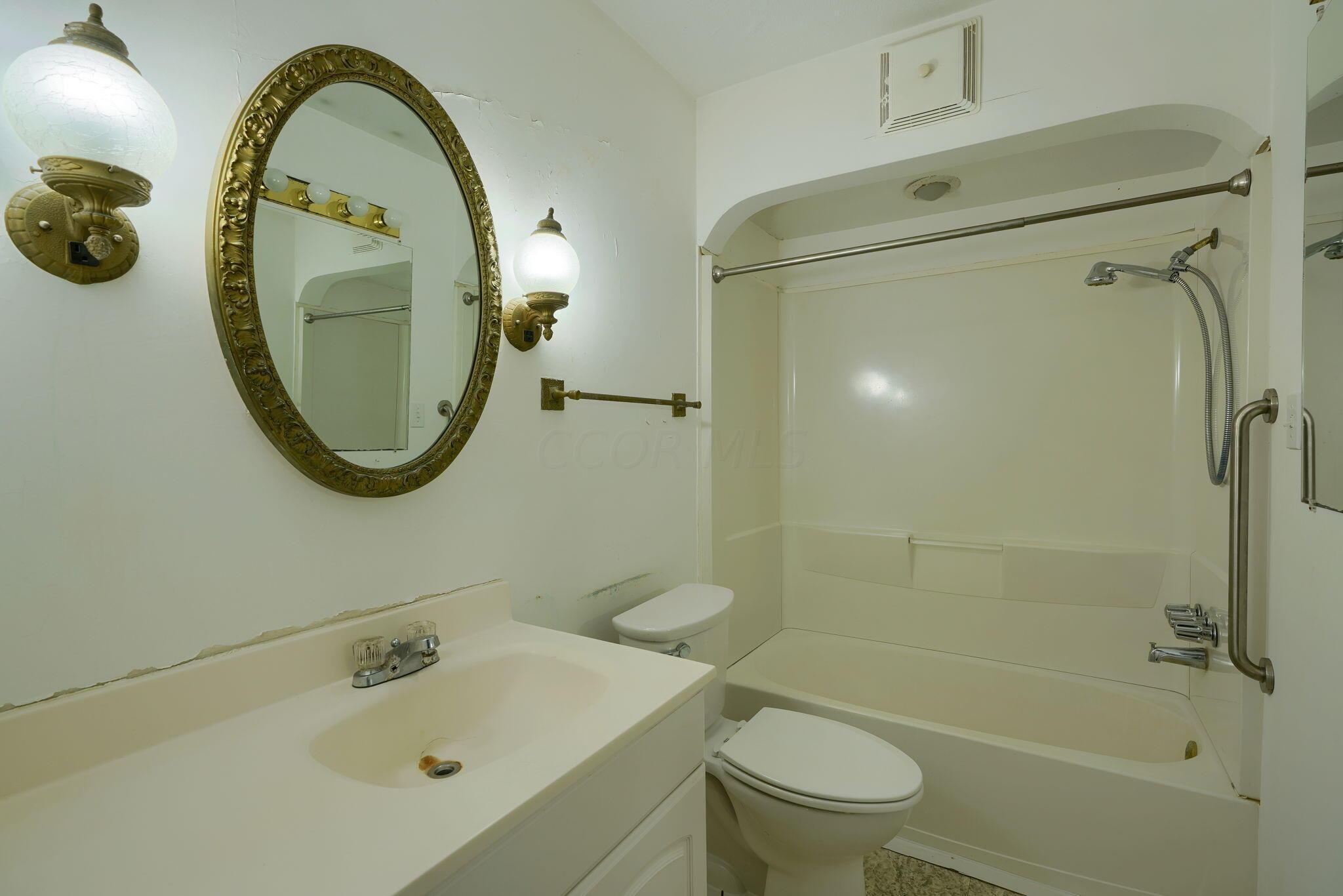 2746 Ruhl Avenue Columbus, OH 43209 - Photo 15 of 49 2746-2748 Ruhl Ave (34)