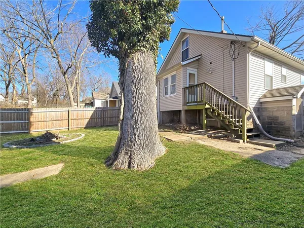 $1,400 | 107 East North Street, Warrensburg, MO 64093