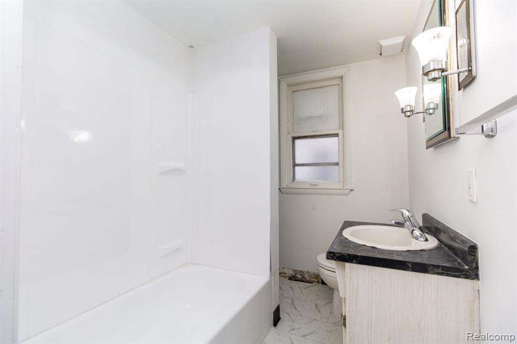 8175 Central Street Center Line, MI 48015 - Photo 11 of 27