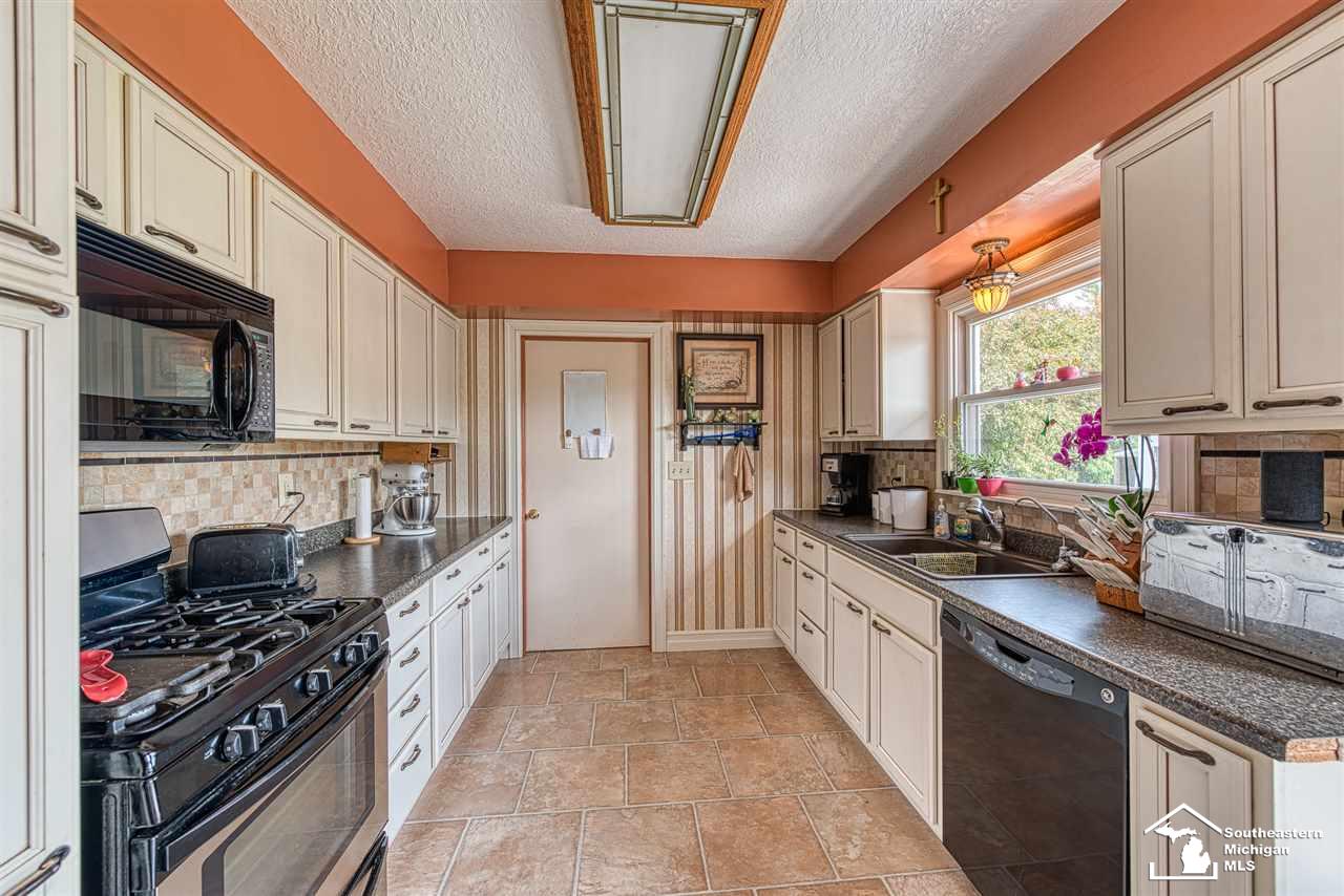 1585 East Valley Road Adrian, MI 49221 - Photo 9 of 25 31382983-8.JPG