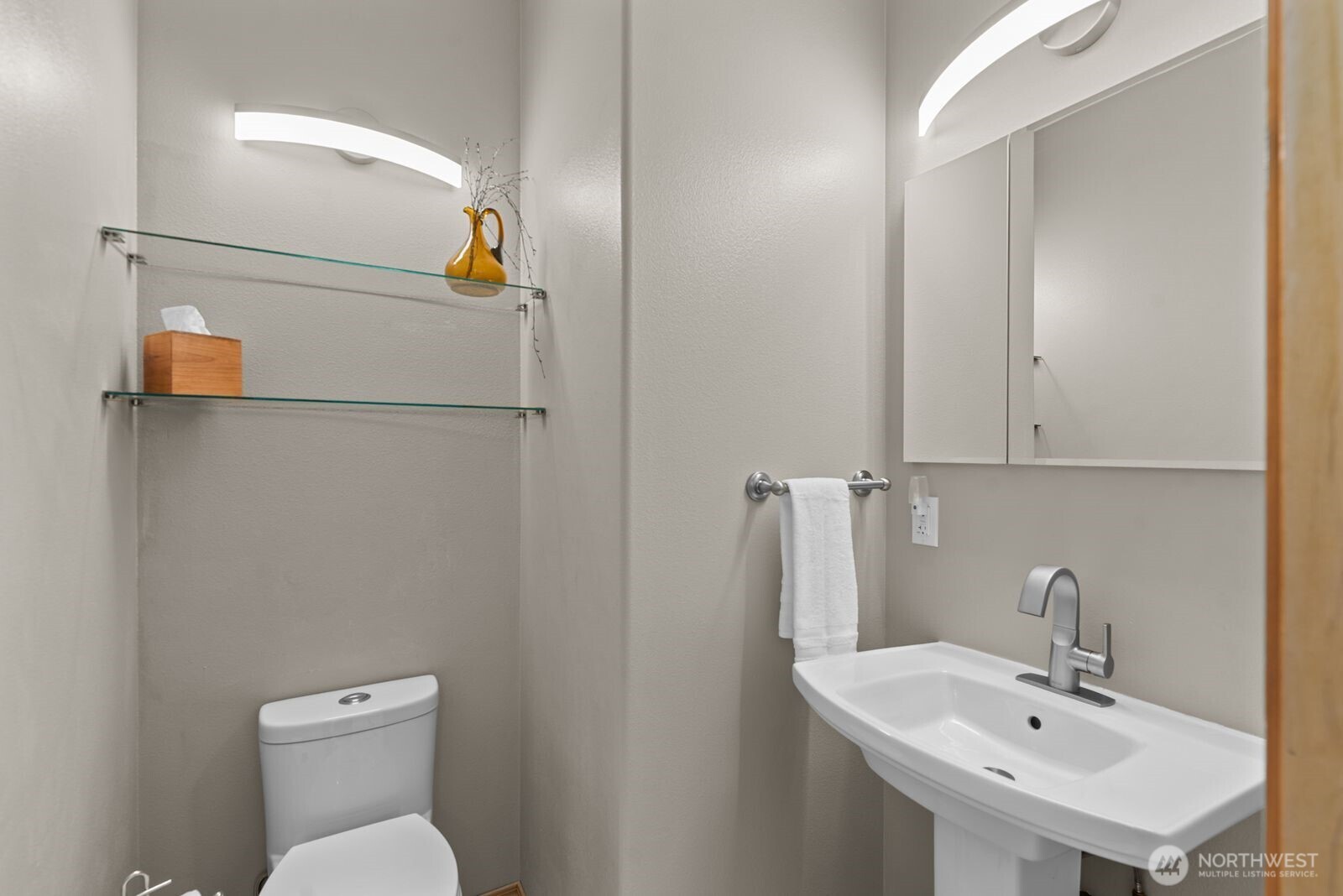 2220 Michael Brooke Wenatchee, WA 98801 - Photo 17 of 27 a bathroom with a toilet a sink and mirror