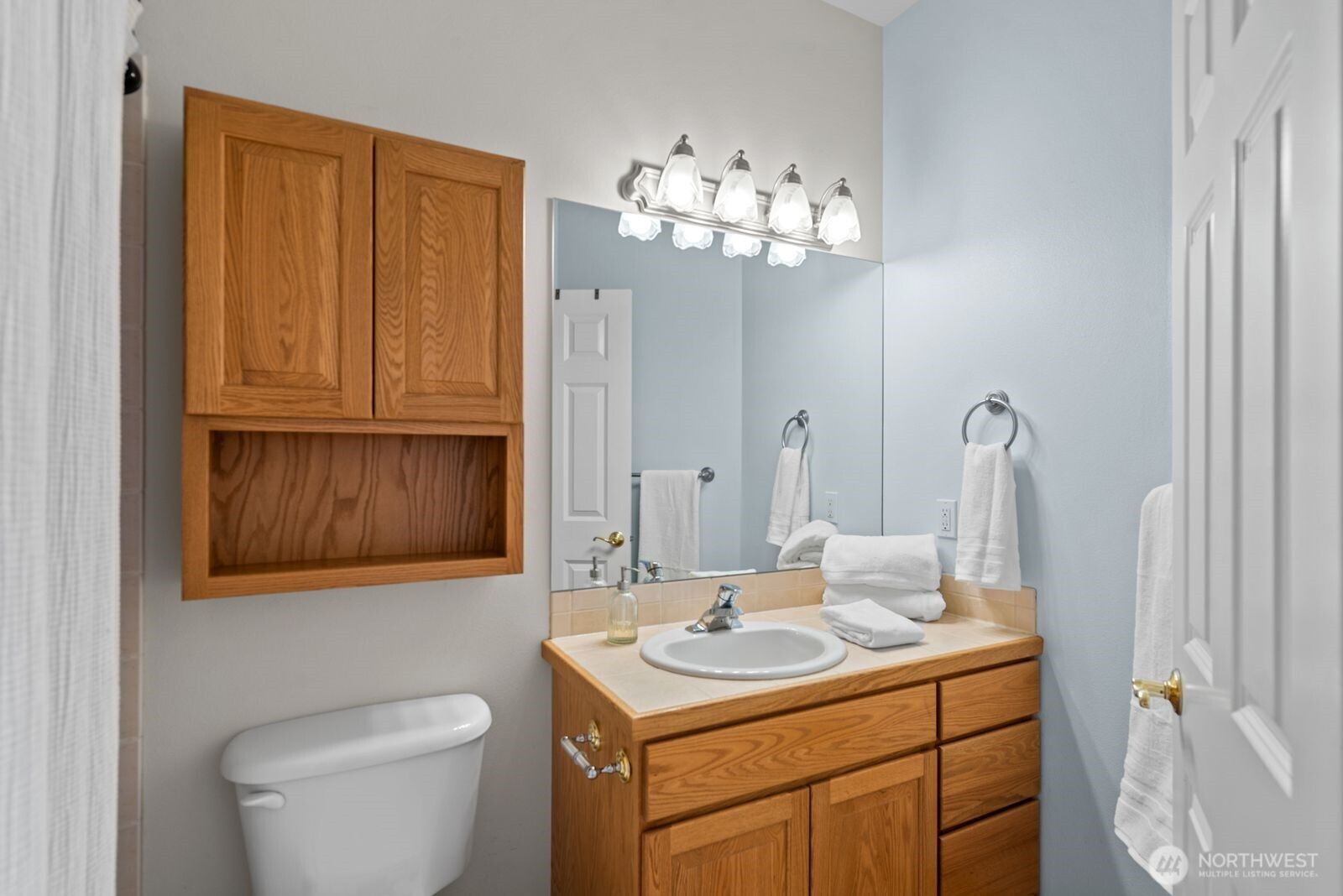 2220 Michael Brooke Wenatchee, WA 98801 - Photo 19 of 27 a bathroom with a toilet a sink and mirror