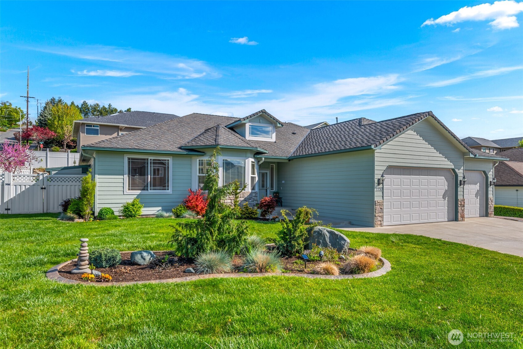 2220 Michael Brooke Wenatchee, WA 98801 - Photo 2 of 27