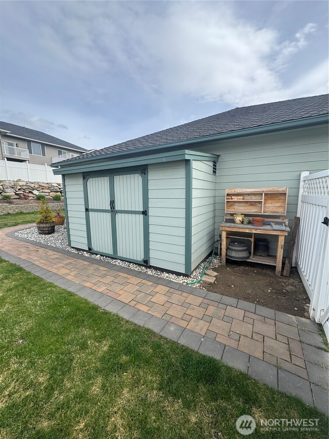 2220 Michael Brooke Wenatchee, WA 98801 - Photo 24 of 27 a backyard of a house