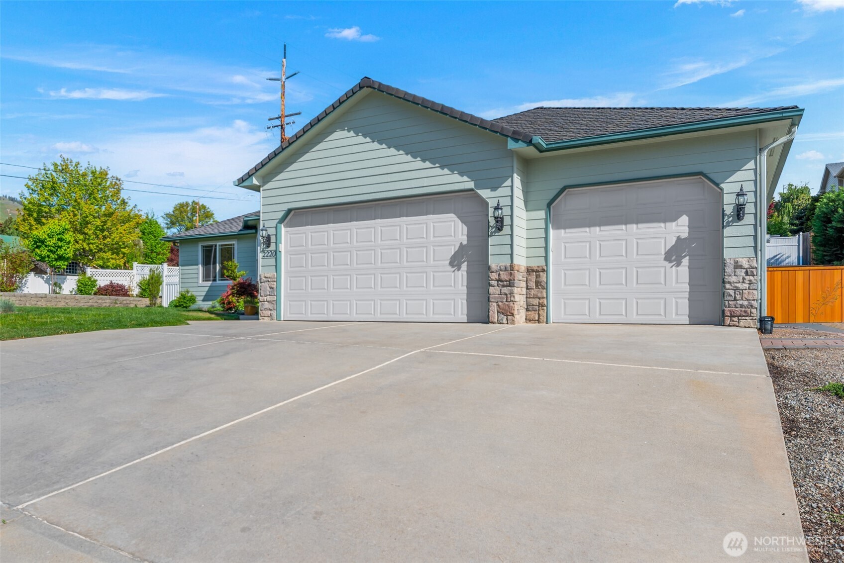 2220 Michael Brooke Wenatchee, WA 98801 - Photo 3 of 27
