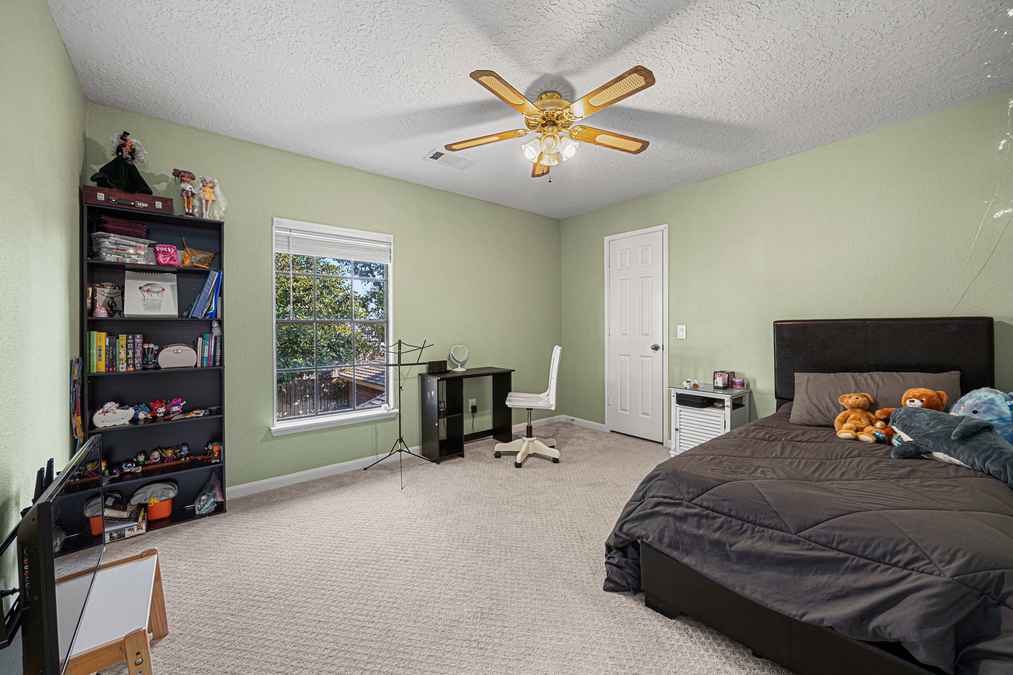 3402 Deeds Road Houston, TX 77084 - Photo 33 of 35 a bedroom with a bed and a chandelier