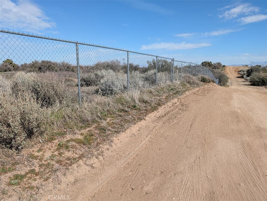 21 Atsina Road Phelan, CA 92371 - Photo 7 of 11 a view of a dry yard