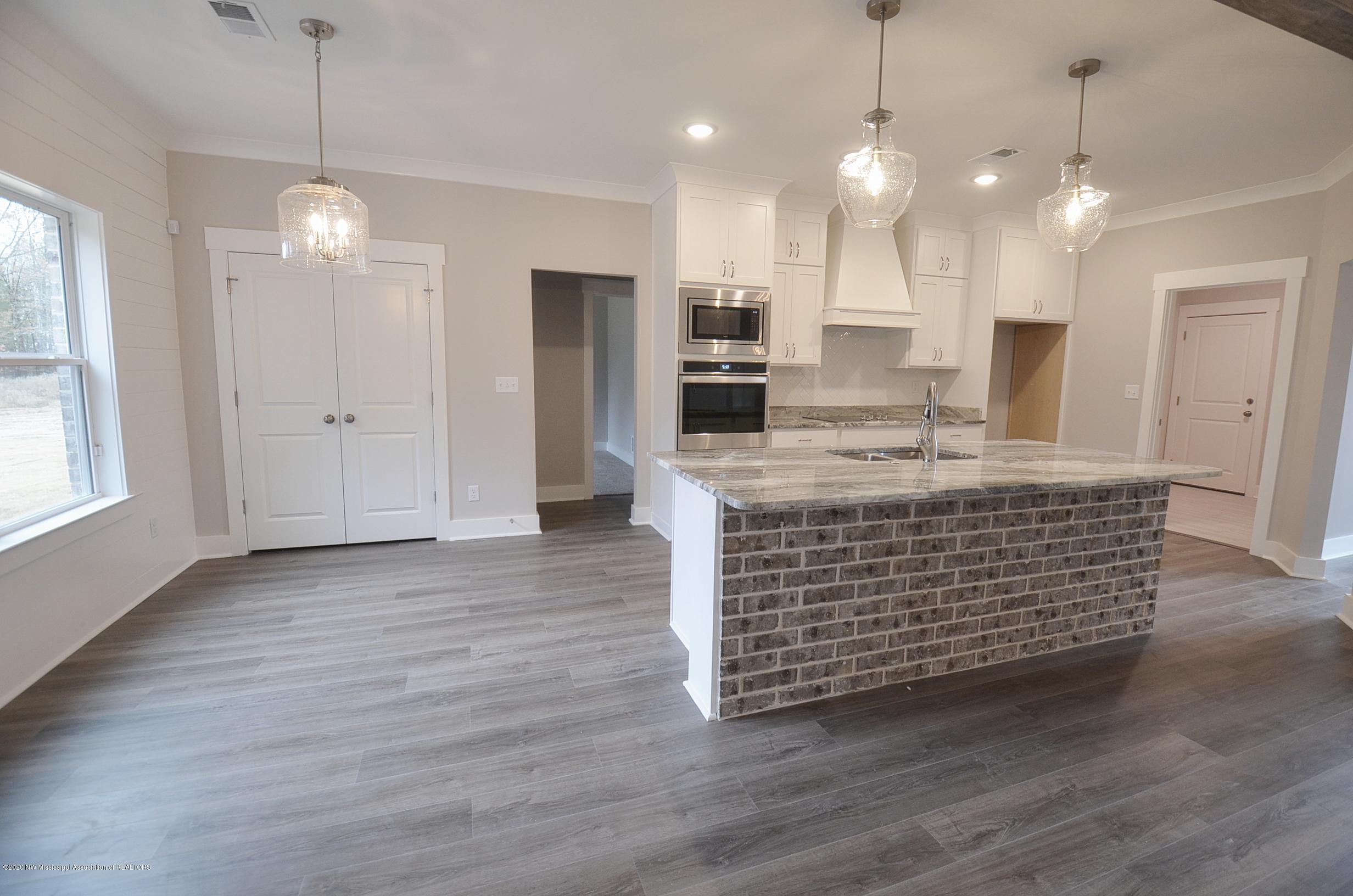 14596 Hidden Loop Byhalia, MS 38611 - Photo 12 of 31 Kitchen and breakfast area