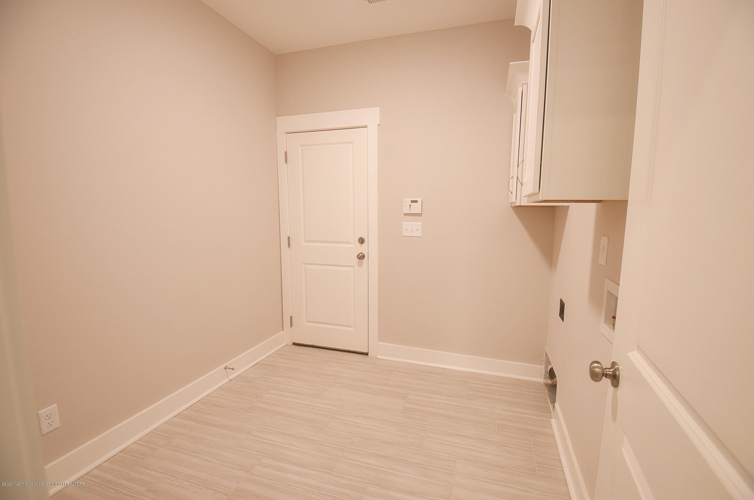 14596 Hidden Loop Byhalia, MS 38611 - Photo 15 of 31 Laundry room