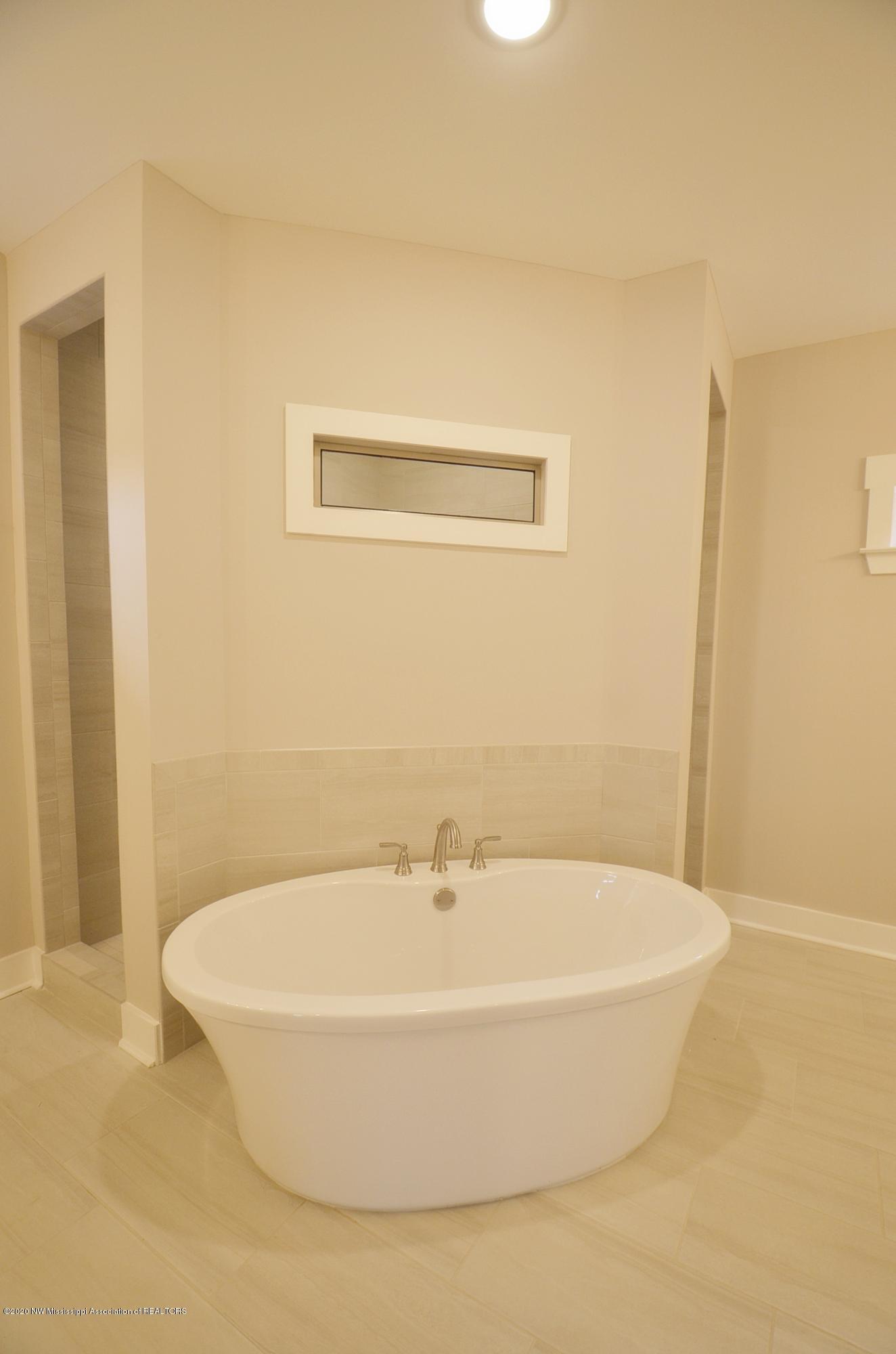 14596 Hidden Loop Byhalia, MS 38611 - Photo 20 of 31 Master bath