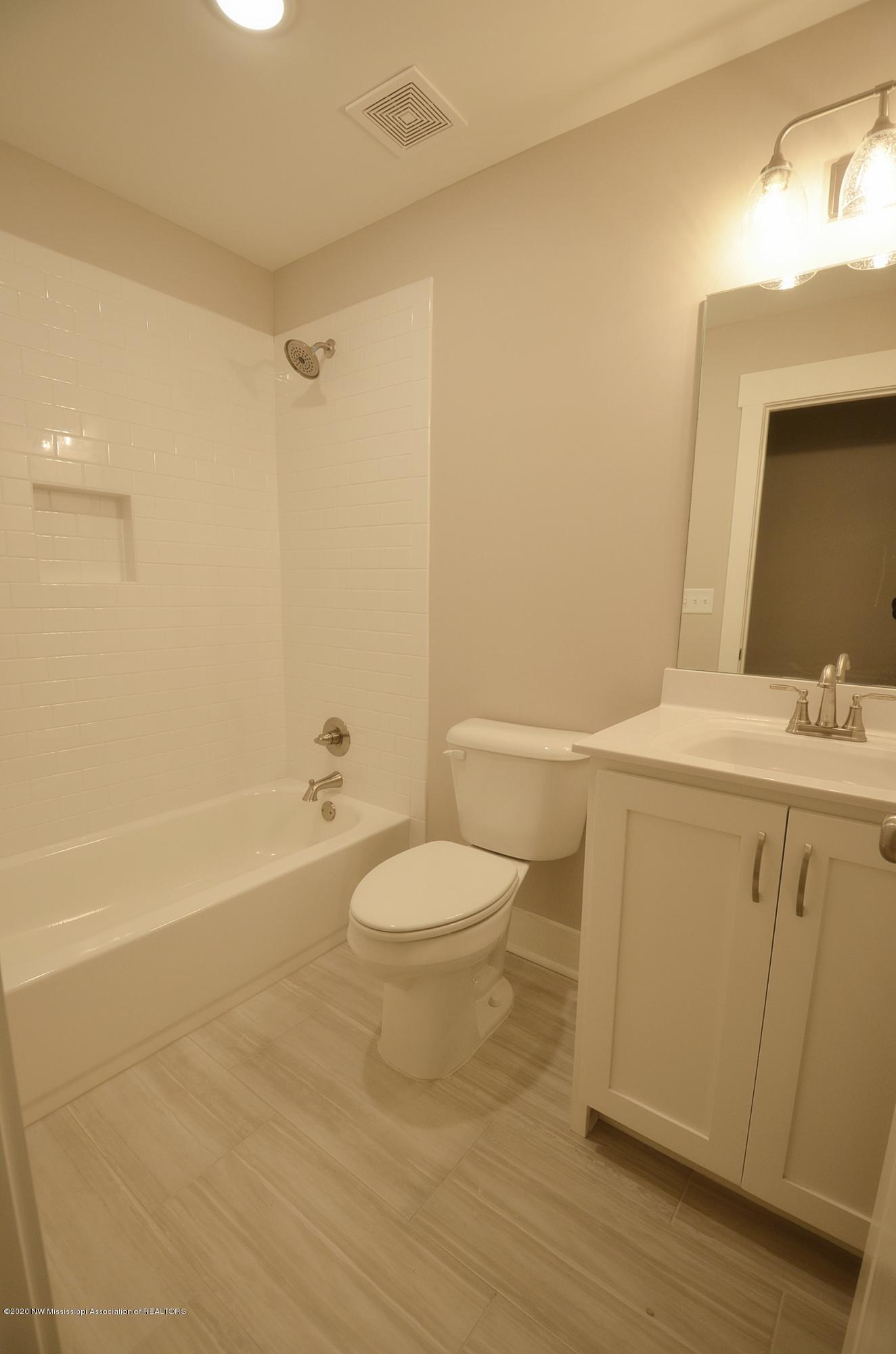 14596 Hidden Loop Byhalia, MS 38611 - Photo 27 of 31 Full bath upstairs