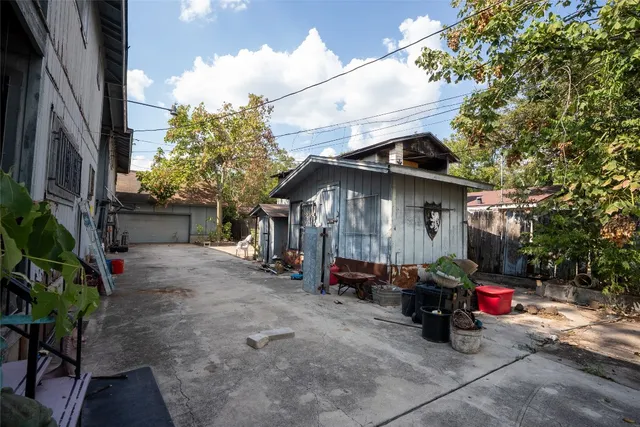 a view of a car park in front of house