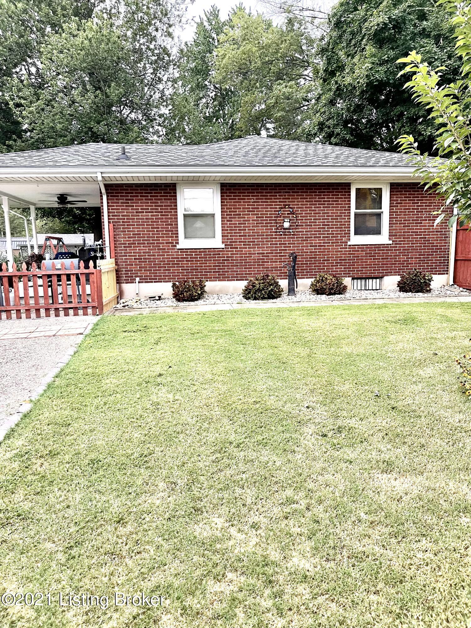 4417 Dover Road Louisville, KY 40216 - Photo 15 of 34 30139791-833D-4C7A-B9D5-5CAB5FB2F671