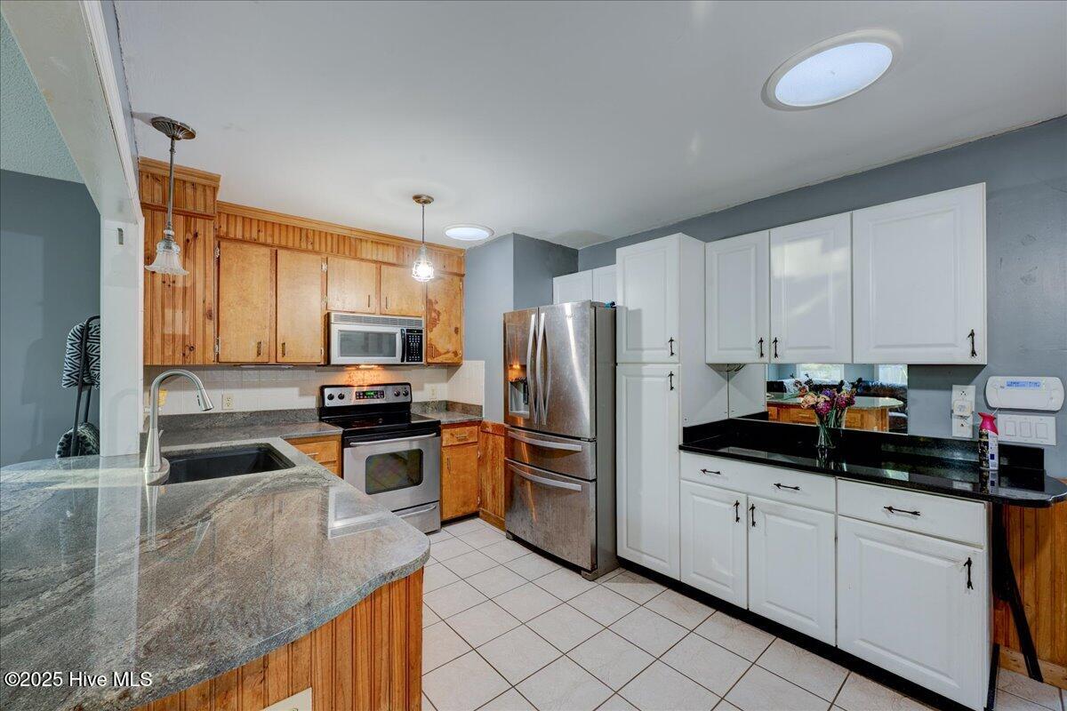 707 Clermont Road New Bern, NC 28560 - Photo 13 of 34 Kitchen with stainless appliances, granite counters and bar area