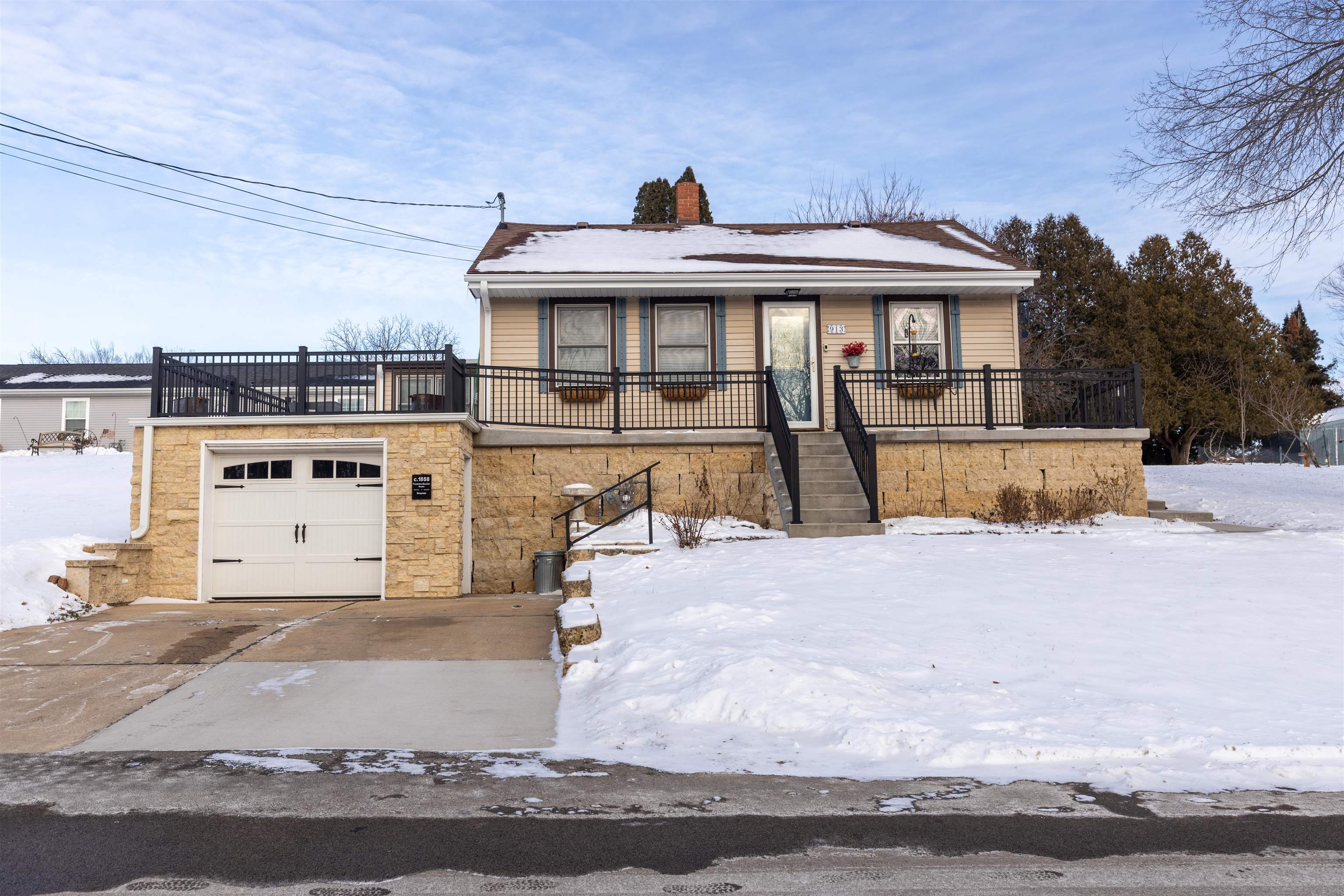 913 Fulton Street Galena, IL 61036 - Photo 2 of 38