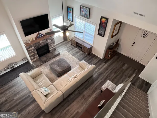 a view of a large window with an outdoor view