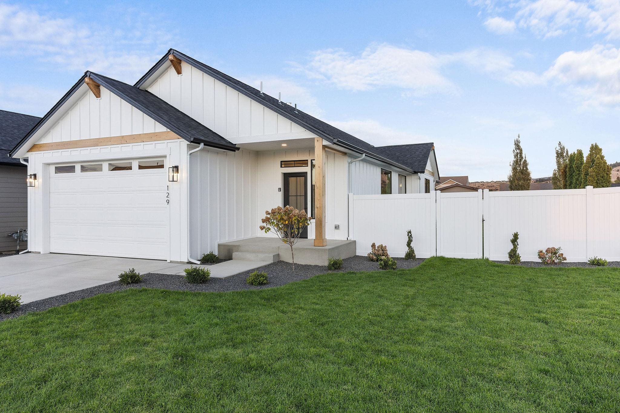 129 South Lone Tree Road Spokane Valley, WA 99016 - Photo 3 of 45 Gallery Image 3