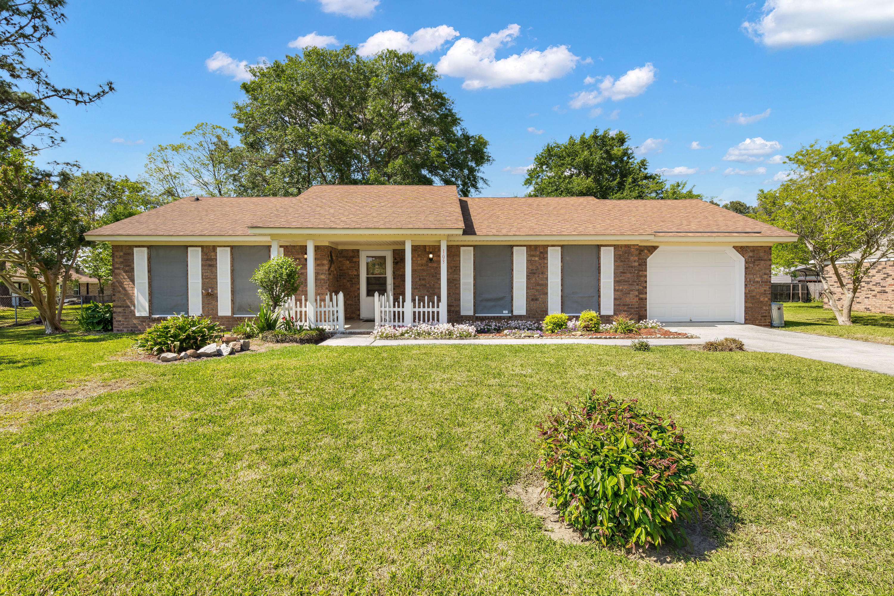 103 Longleaf Road Summerville, SC 29486 - Photo 1 of 24 1