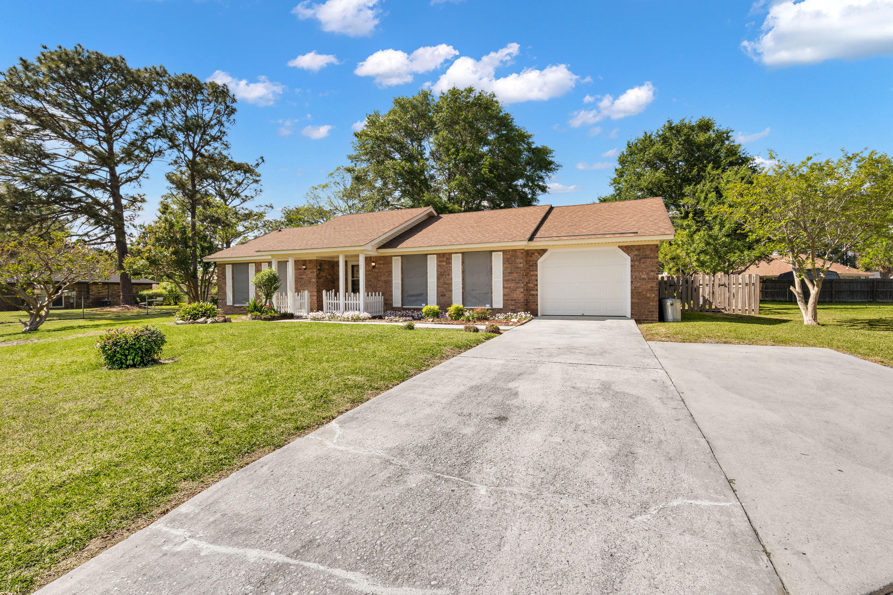 103 Longleaf Road Summerville, SC 29486 - Photo 2 of 24 2