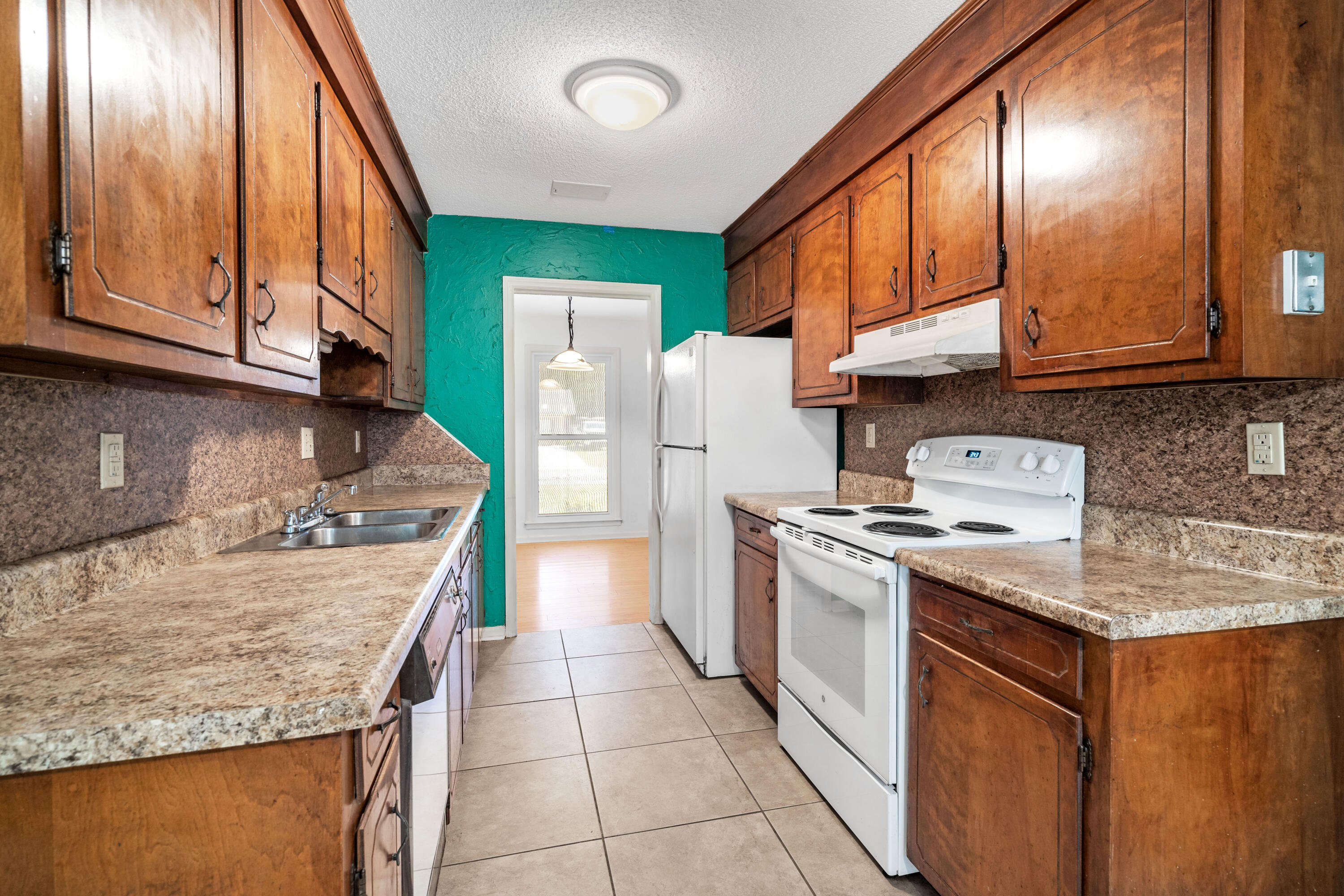 103 Longleaf Road Summerville, SC 29486 - Photo 7 of 24 7