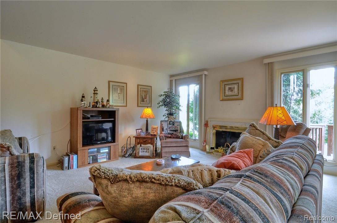 978 Golfview Court Rochester, MI 48307 - Photo 5 of 31 Great_Room_2nd_View (1).jpg