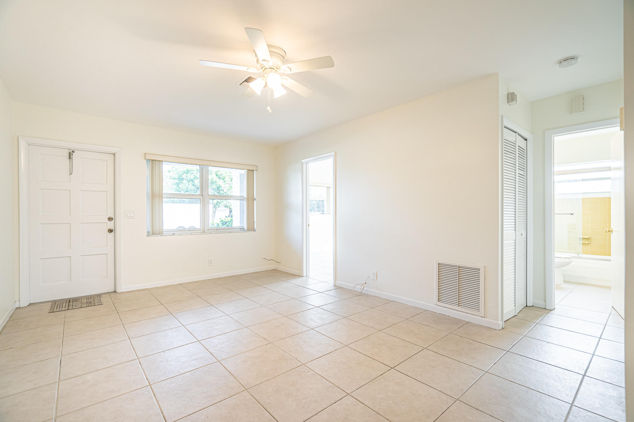 500 Northeast 17th Street Boca Raton, FL 33432 - Photo 30 of 70 502 Living Room