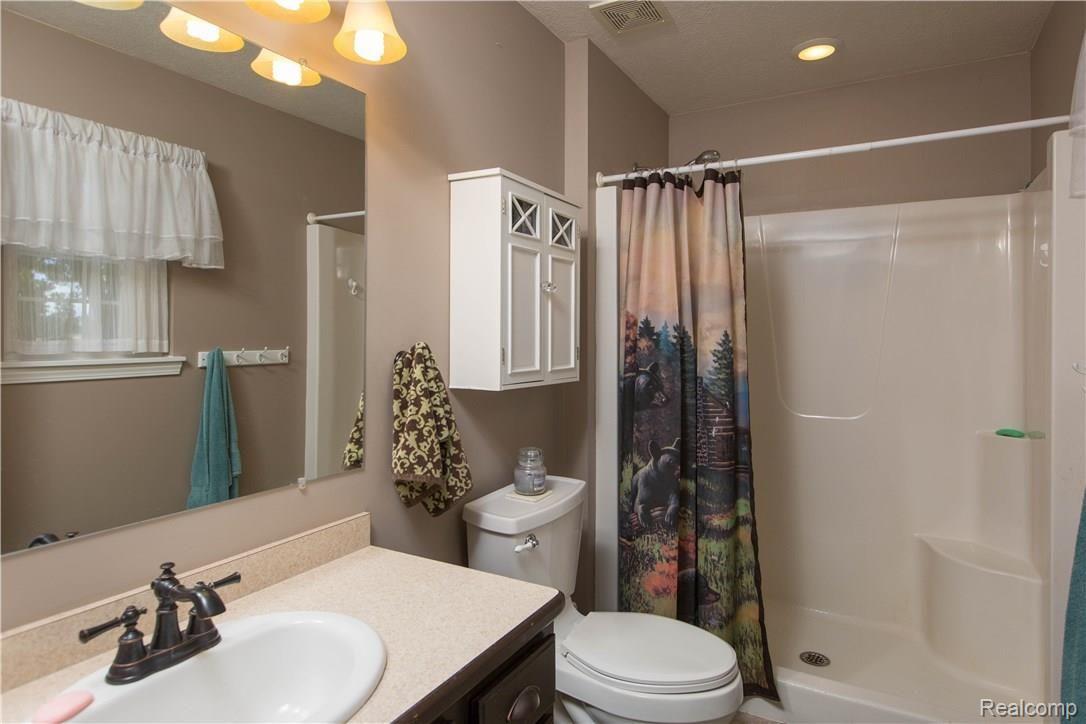 14928 South Fowlerville Road Perry, MI 48872 - Photo 9 of 27 14928 S Fowlerville Rd-Perry-masterbath.jpg