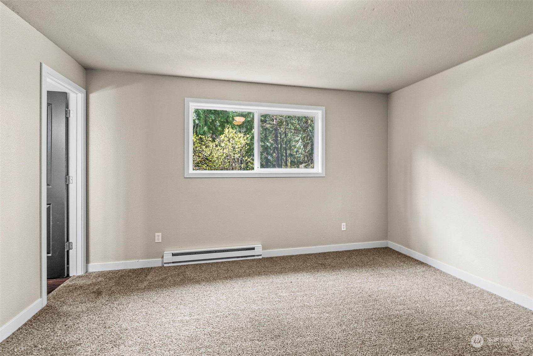 122 Fircrest Road Chehalis, WA 98532 - Photo 17 of 31 an empty room with a window
