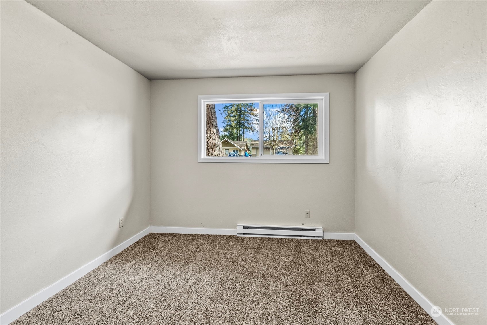 122 Fircrest Road Chehalis, WA 98532 - Photo 20 of 31 an empty room with a window