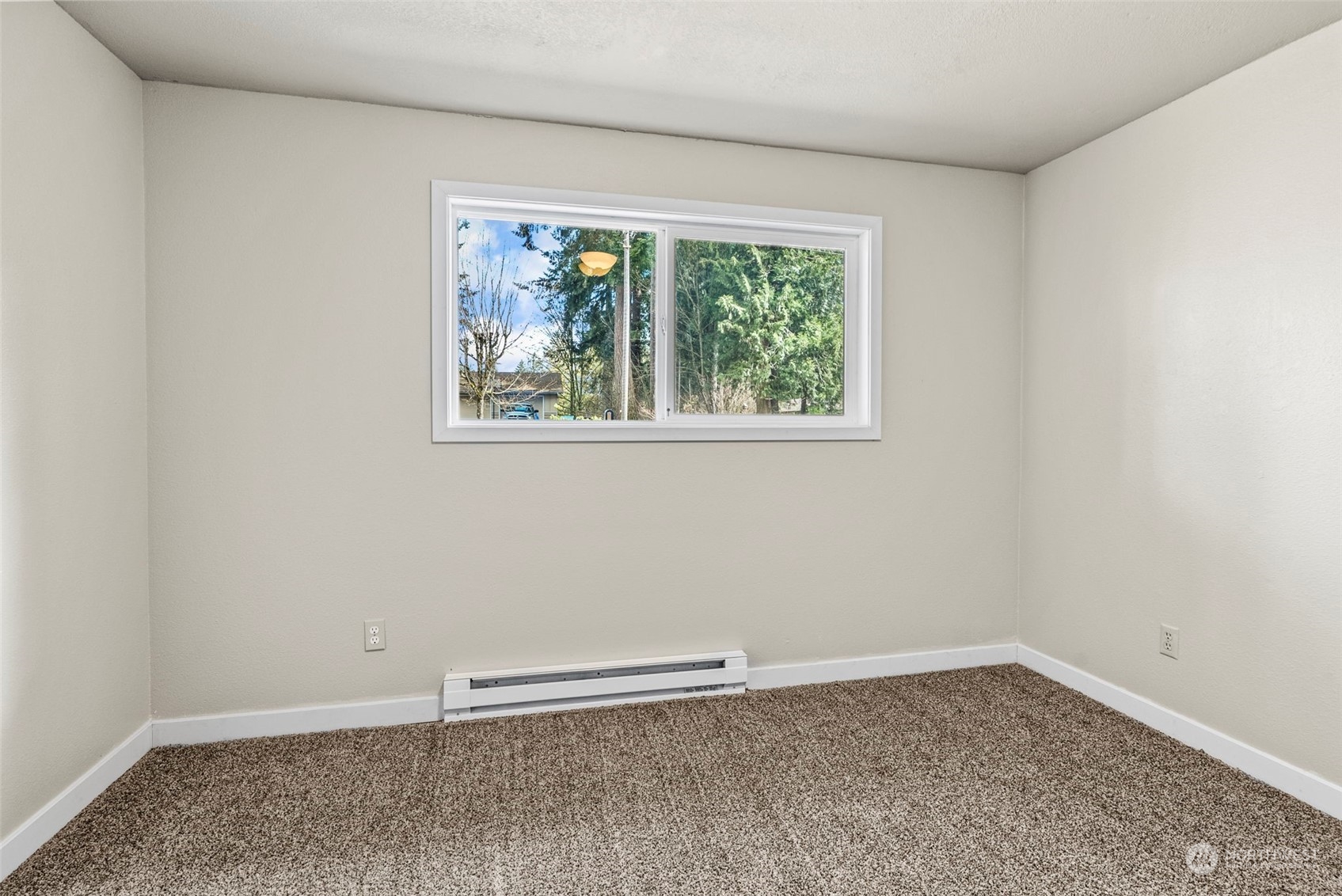 122 Fircrest Road Chehalis, WA 98532 - Photo 21 of 31 an empty room with a window