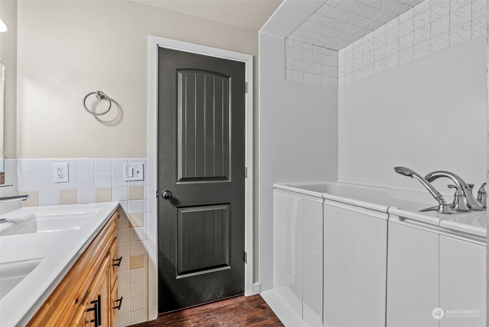 122 Fircrest Road Chehalis, WA 98532 - Photo 23 of 31 a bathroom with a sink and a mirror