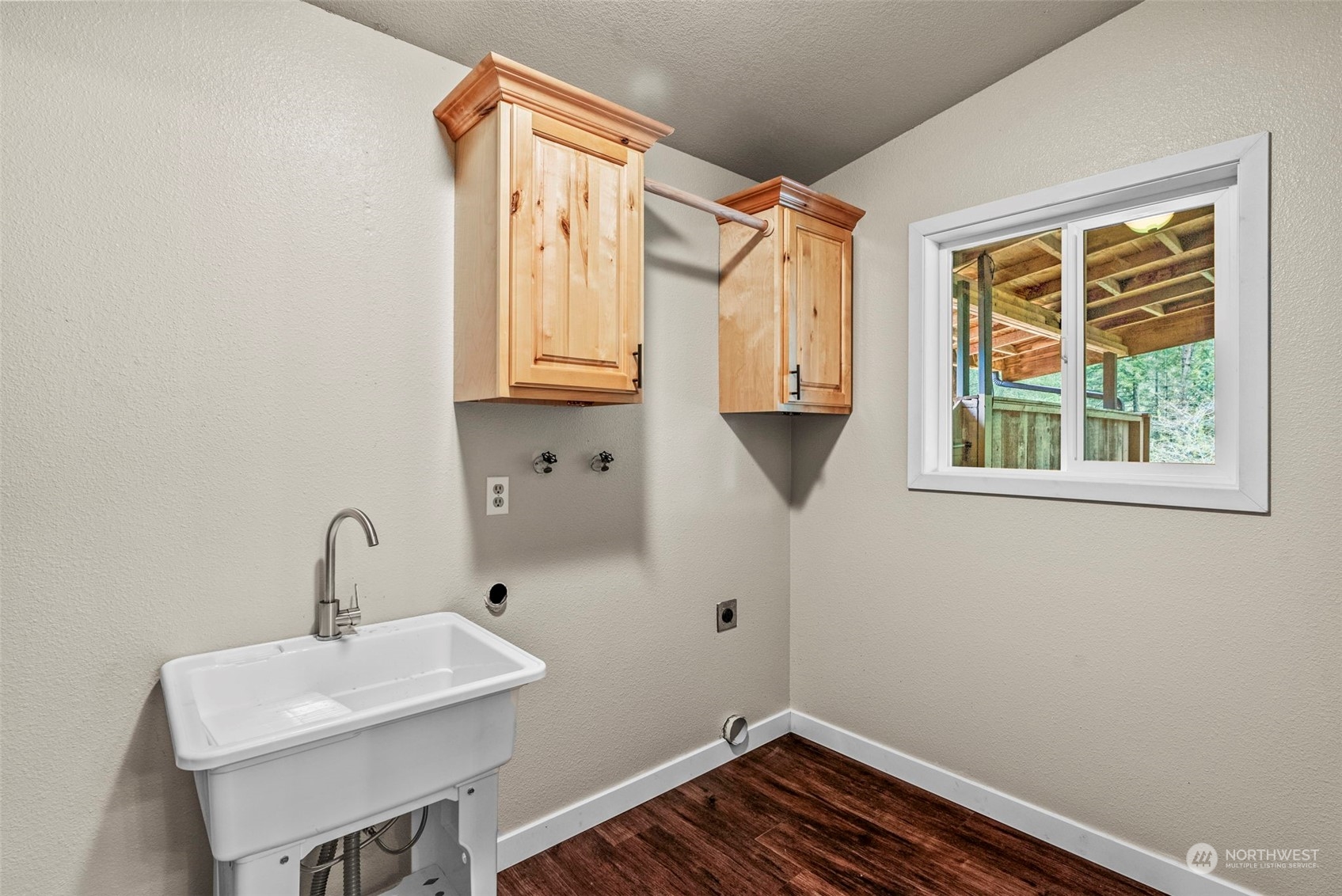 122 Fircrest Road Chehalis, WA 98532 - Photo 24 of 31 a bathroom with a sink and a window