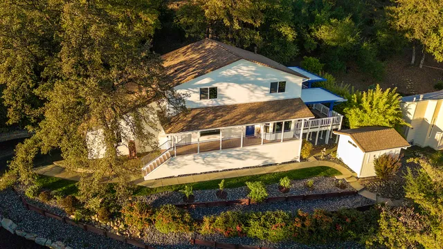 a view of a large yard