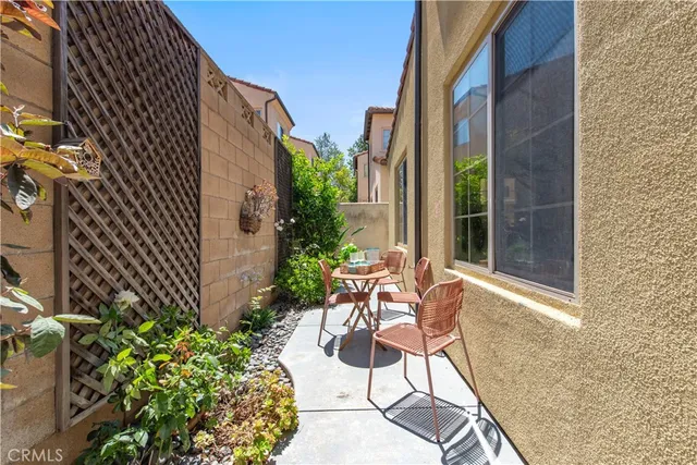 a view of a chairs and table in a backyard