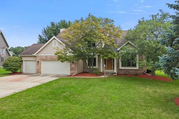 $630,000 | 2 Cranbrook Circle, Madison, WI 53719
