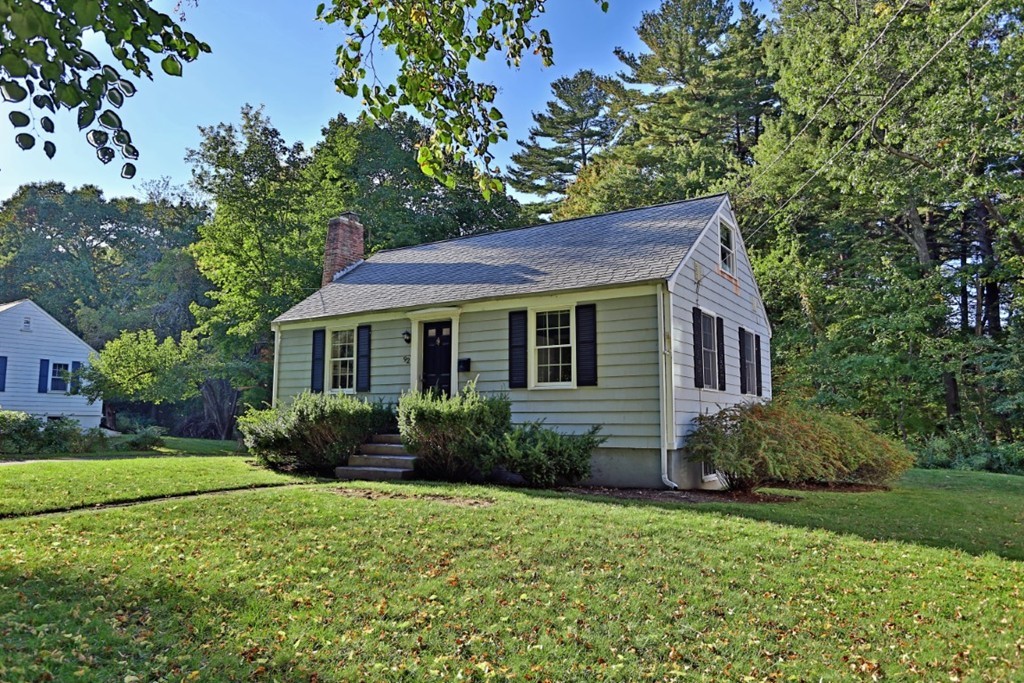 92 Crest Road Lynnfield, MA 01940 - Photo 3 of 24 Gallery Image 3