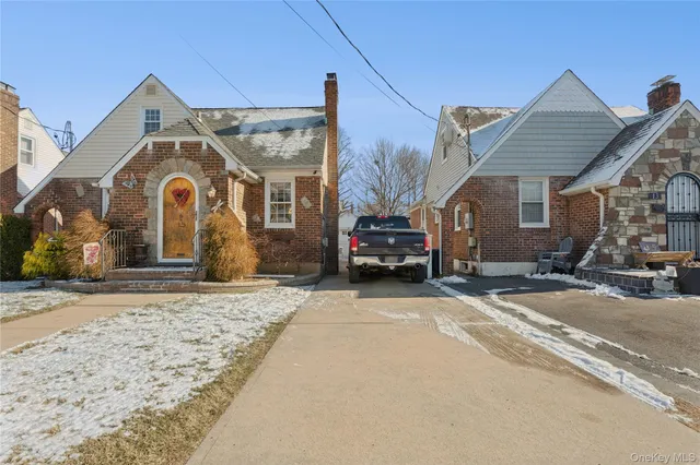 $699,999 | 15 North Oceanside Road, Rockville Centre, NY 11570