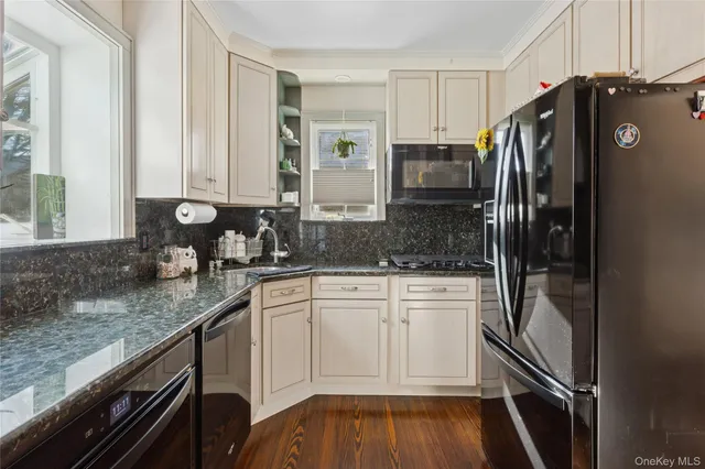 $699,999 | 15 North Oceanside Road, Rockville Centre, NY 11570