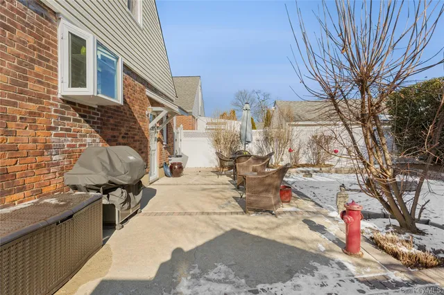 $699,999 | 15 North Oceanside Road, Rockville Centre, NY 11570