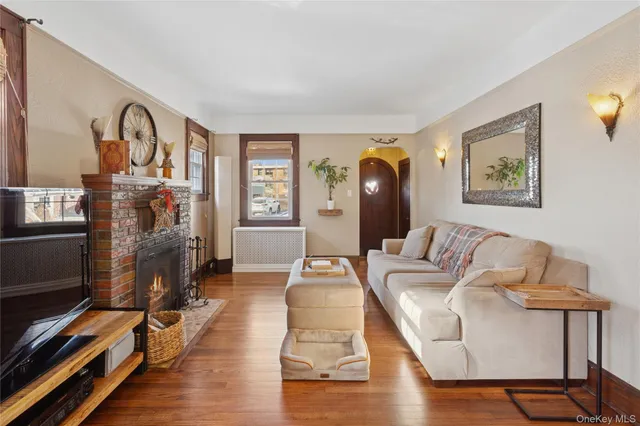 $699,999 | 15 North Oceanside Road, Rockville Centre, NY 11570