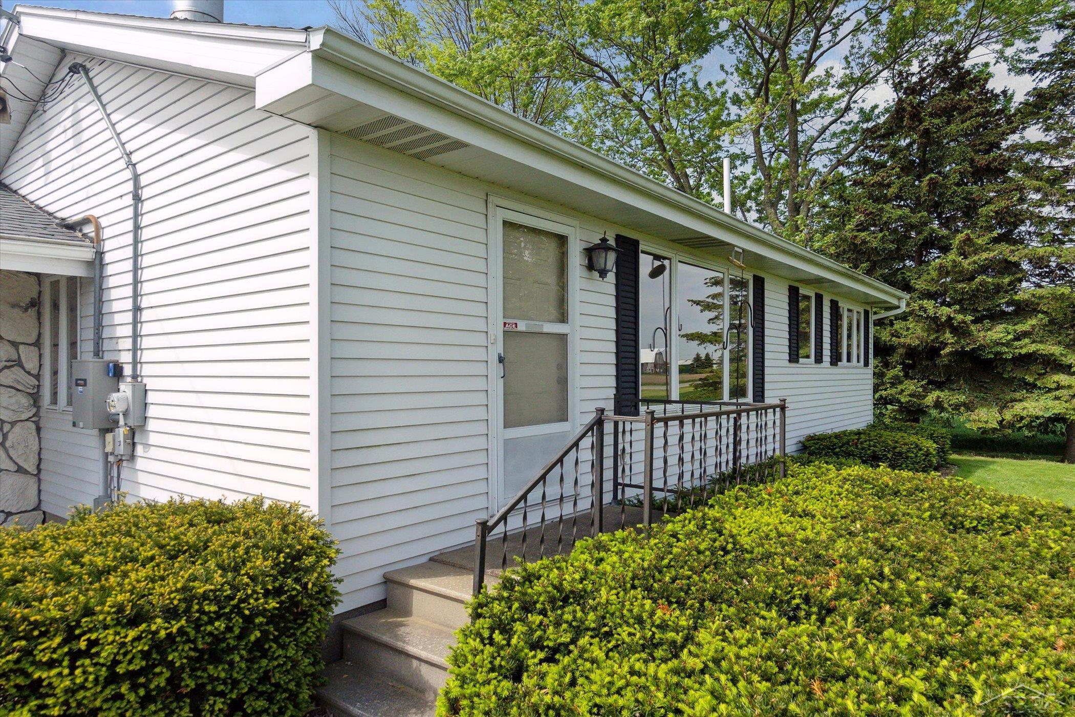 6490 King Road Bridgeport, MI 48722 - Photo 5 of 54