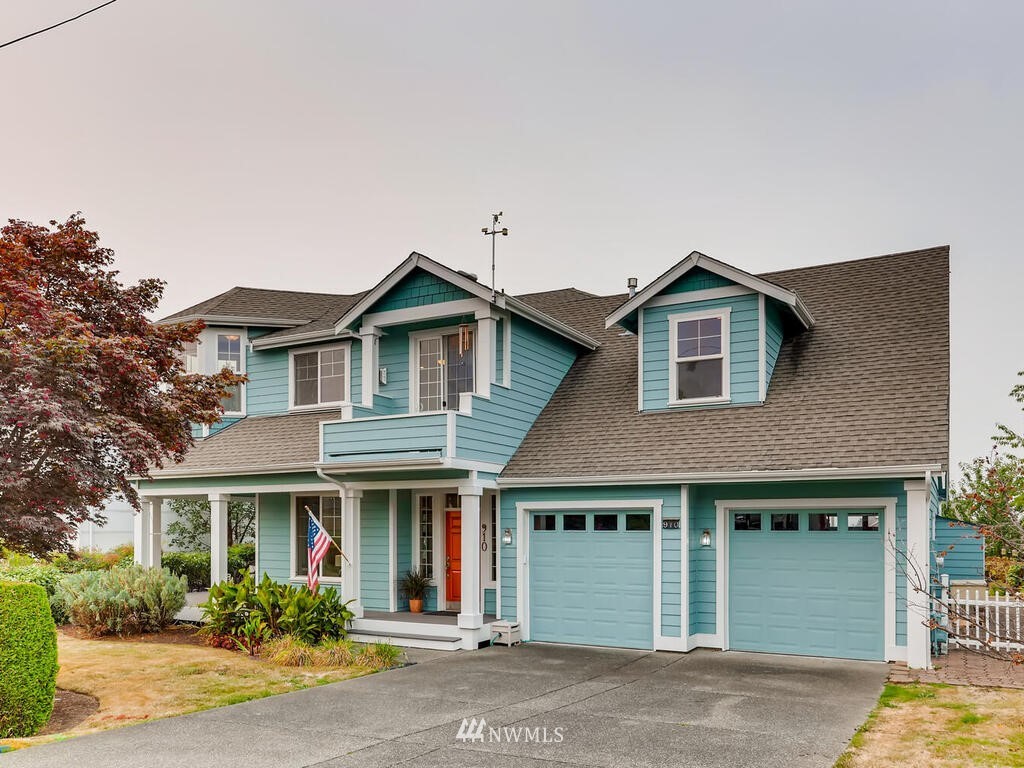 910 North 32nd Street Renton, WA 98056 - Photo 2 of 29 a front view of a house with garden