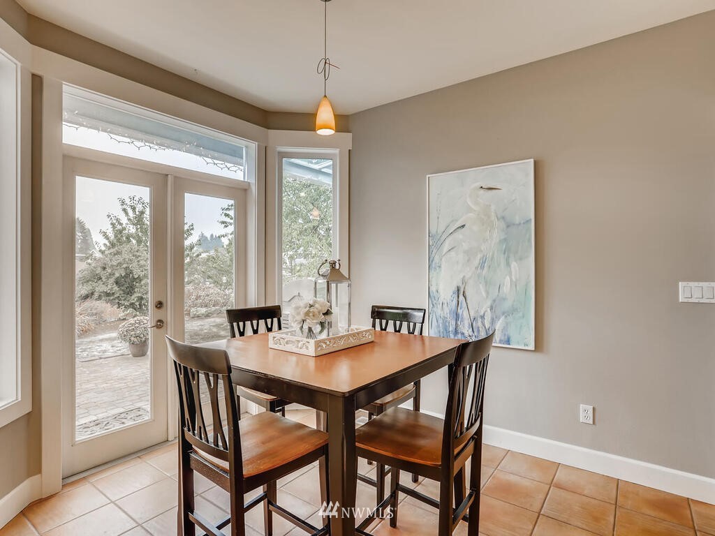 910 North 32nd Street Renton, WA 98056 - Photo 15 of 29 a dining room with furniture and window