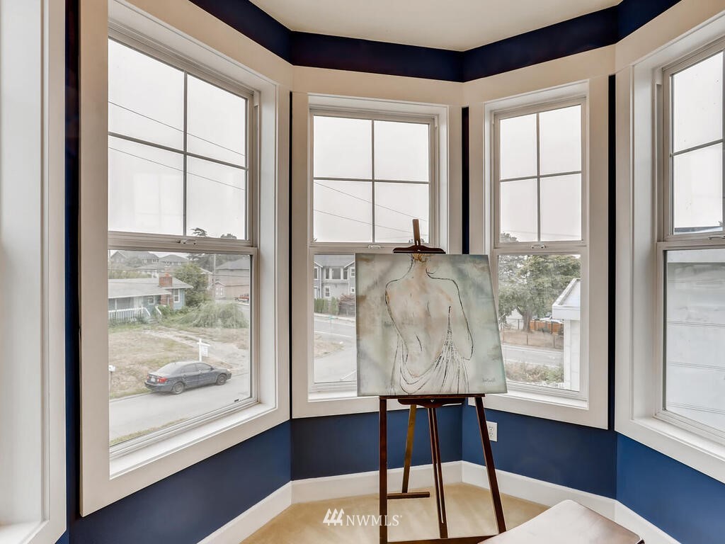 910 North 32nd Street Renton, WA 98056 - Photo 25 of 29 a view of a room with furniture and windows