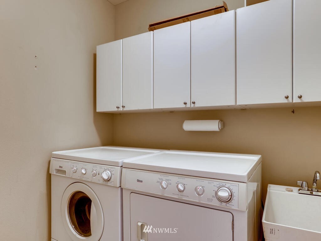 910 North 32nd Street Renton, WA 98056 - Photo 27 of 29 a view of washer and dryer