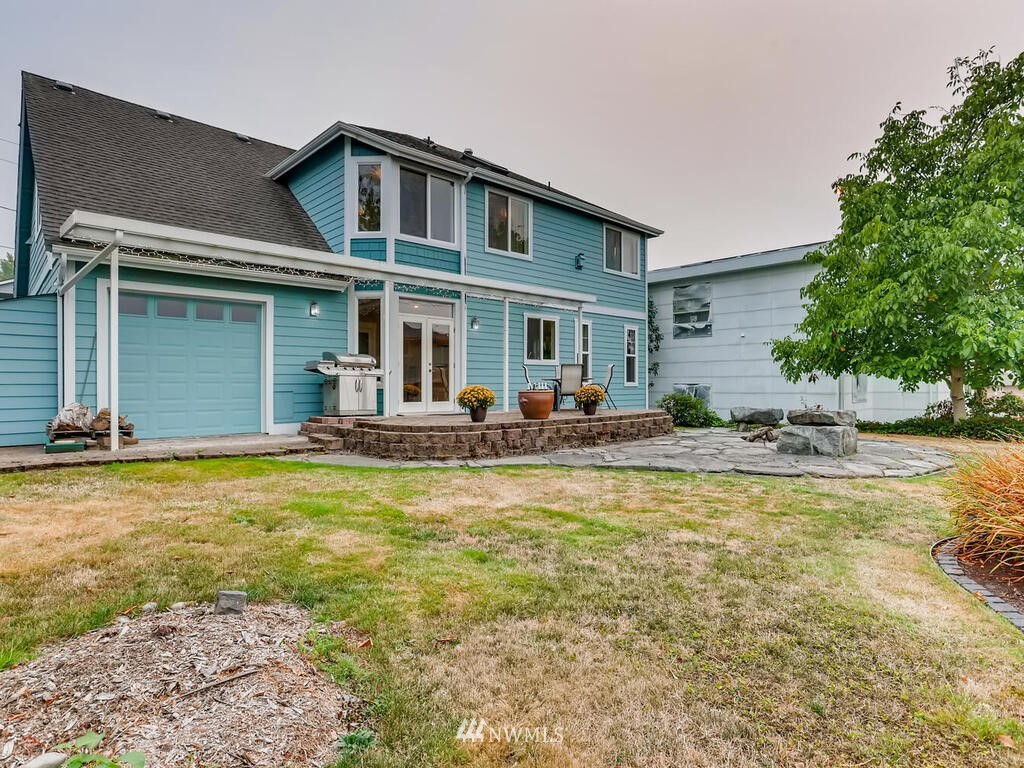910 North 32nd Street Renton, WA 98056 - Photo 29 of 29 a view of a house with swimming pool
