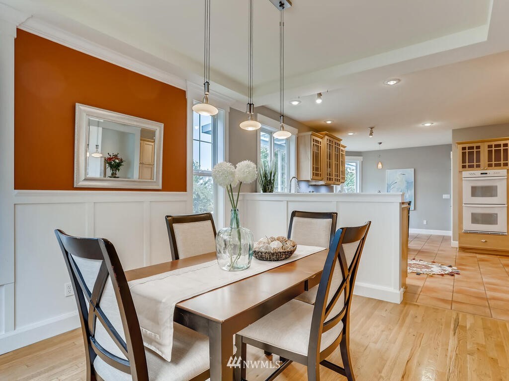 910 North 32nd Street Renton, WA 98056 - Photo 9 of 29 a dining room with furniture and window