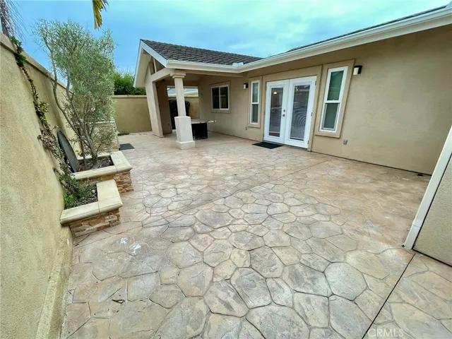 a view of a house with backyard and garden